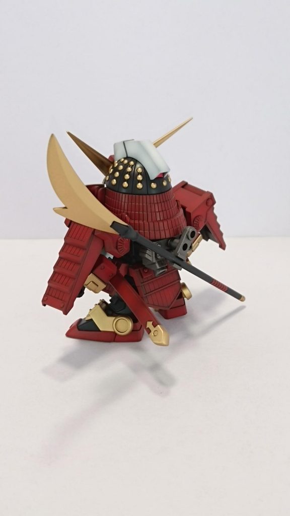 背面。

前腕や足の甲の鋲ディティールはパーティングラインを処理する関係で市販パーツに交換しました。