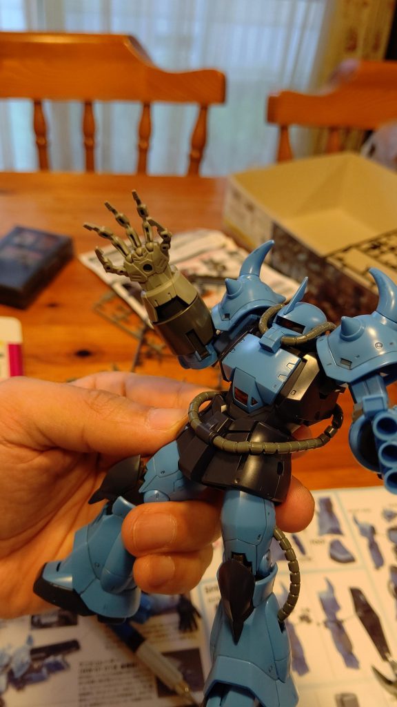 30MMのデカイ手がビックリするくらいグフにピッタリハマったんで、そこから妄想しました。