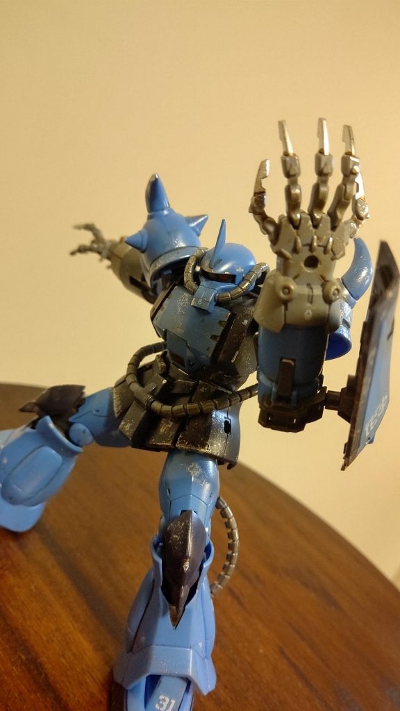 試作機のパイロットであるランバ・ラルは、その高い技量で試作武装であるクローを使いこなしていたが、決して扱いやすい武装ではなかった。