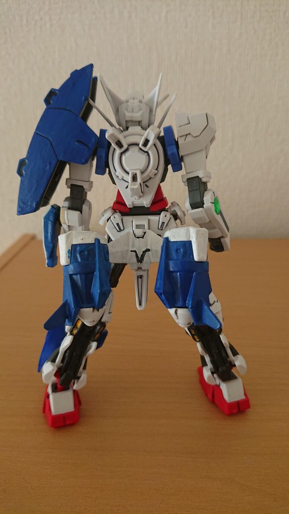 オールレンジ武器のGNガンビット
ガンバレルダガーのそれを使っていますが、通常バーニアだと何か違う感があるので、GNコーンスラスターをくっ付けました。
なのでどことなくプトレマイオスのエンジン部にも見えますね。
GNビームガンとGNミサイルで攻撃、牽制します。