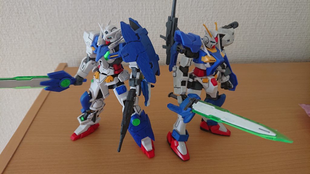 オーズガンダムとガンダムアルストロメリア!!
0ガンダムの次なのでアストレア……。
近接寄りバランス型のオーズガンダム
近接と機動力を優先して左側に防御力を集中させたアルストロメリア
キットの関係で0ガンダムの方が可動域が広いのは言ってはイケナイお約束!!