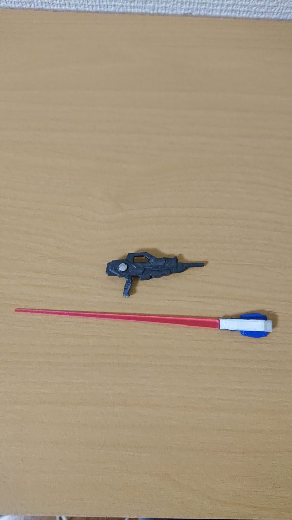 GNビームライフルとGNビームサーベル
GNビームライフルは0ガンダムのビームガンにケルディムサーガのアサルトカービンの銃口を接合しました。
GNビームサーベルはインパルスガンダムのサイドアーマーをバックラーにして内部にビームサーベルを仕込みました。