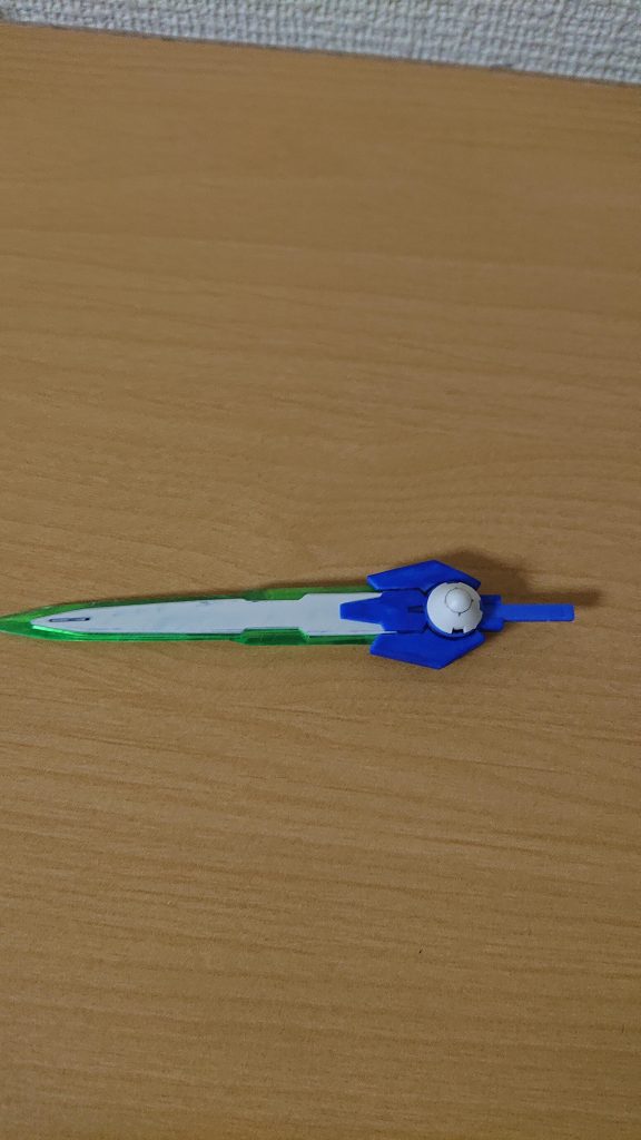 メイン武器のGNトランザムソード
アメイジングエクシアのアメイジングGNブレイドの脇役の部分を切り落として、エクシアリペア2のコーンスラスターの先端をくっ付けました。
コンデンサーではなく、太陽炉を直接組み込んでインパクトの瞬間トランザムを発動させて粒子密度を上げる設定です。
そして、機体本体が粒子切れになった時の予備ジェネレーターとしても使用できます。
