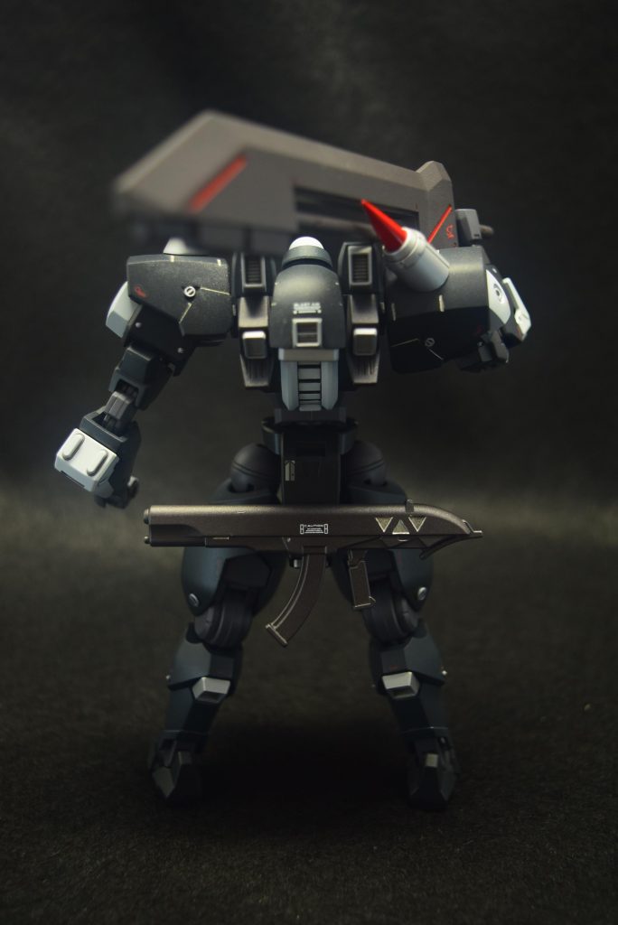 百里の高機動よりも、運動性を重視。大型スラスターは排除し、小回り重視の機体になっています。ライフルはあくまで強襲後の牽制用です。ネオジム磁石で懸架しています。