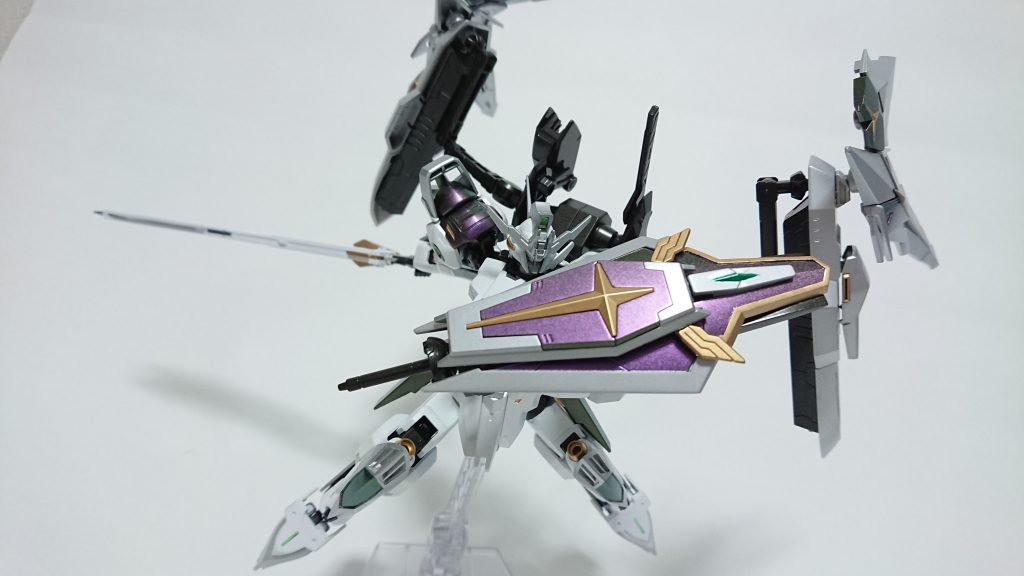 ## 複合防盾バーストサーベルと機関砲を装備