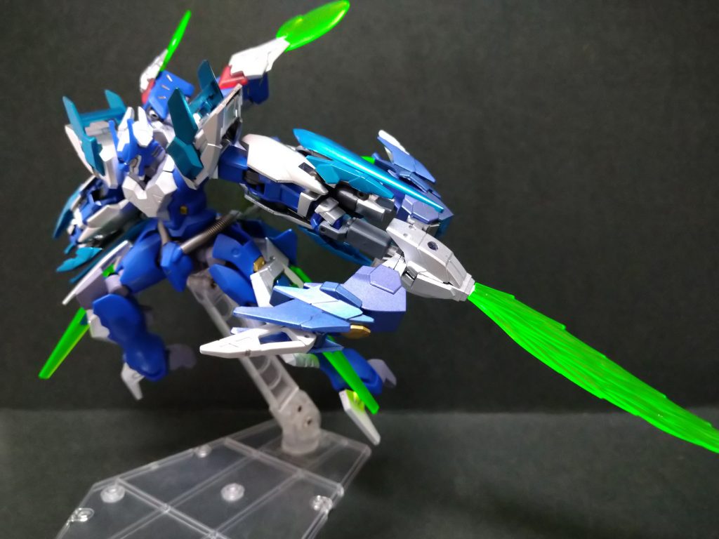 アームドアームに取り付けたifsユニットによるバリア、出力向上によりダハックの手の平にあったビームシールドはオミットした。
左手に持っているのはオリジナル武装の多機能弓、写真の状態は近接仕様のサイズモード。他にデスティニーのフラッシュエッジブーメランとビームシールドもついている。