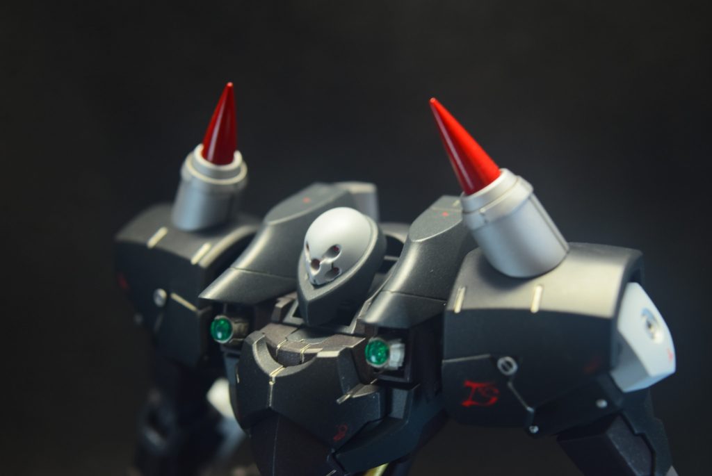 デブリ帯での隠密、強襲からの一刀両断をコンセプトにしており、前方にセンサーを増設。スラスター付きの大剣を装備しています。