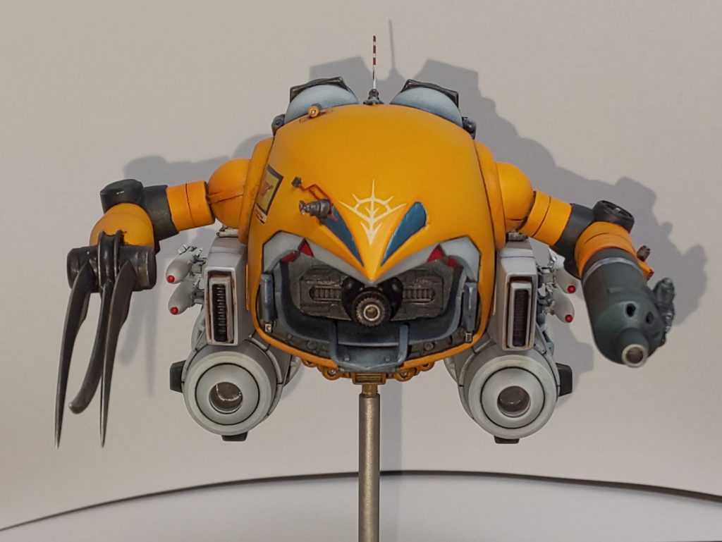 顔が身体という特徴を余すことなく再現されたキットに、現用兵器然とした宝石類を散りばめることで いっそうの華やかさを演出します。