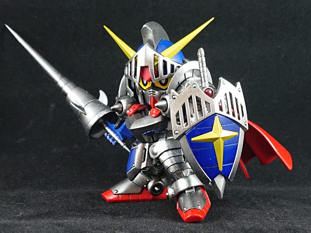 騎士ガンダムといえばこの角度
前掛けとシールドのブルーはキャンディ気味にしました。