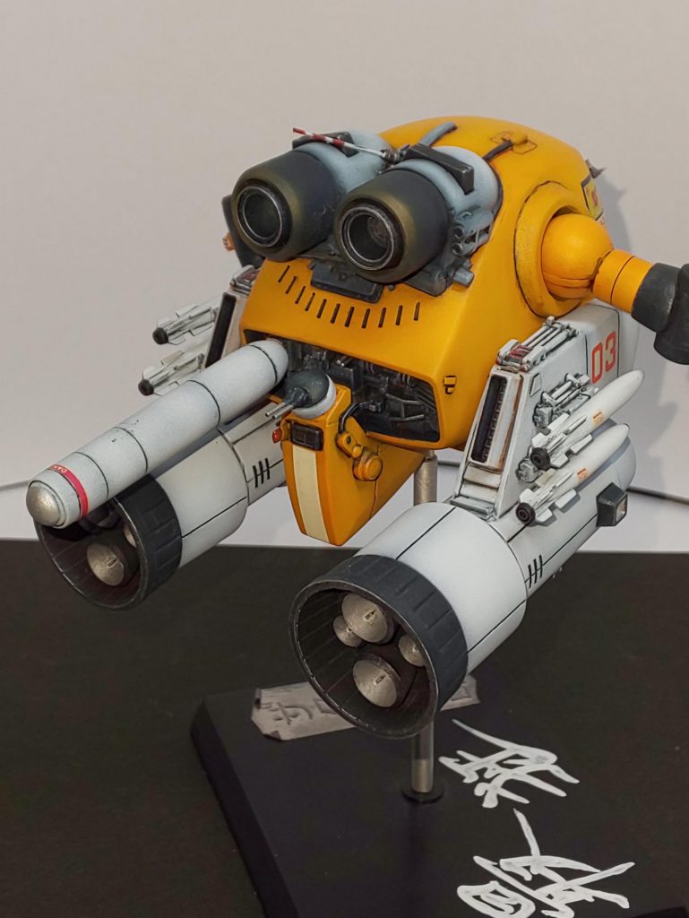 後ろ姿には70年代SFを感じさせる緻密な細工があしらわれてまして、その色遣いと場所から目立たないにも関わらず わかる人にはわかる といったちょっとしたザクレロ職人の遊び心が隠されています。