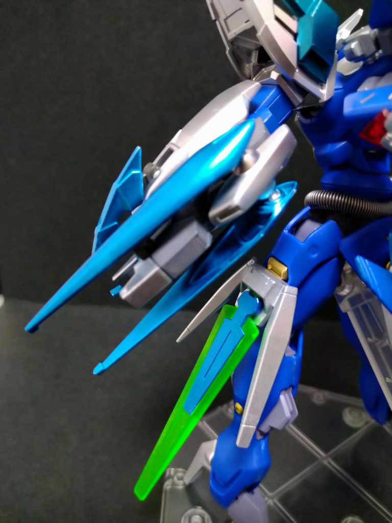 腕部ビームライフルにはトラクター・ビーム発射口を装備、トラクター・ビームで相手を捉えアームドアームでトドメを刺すこともできる。