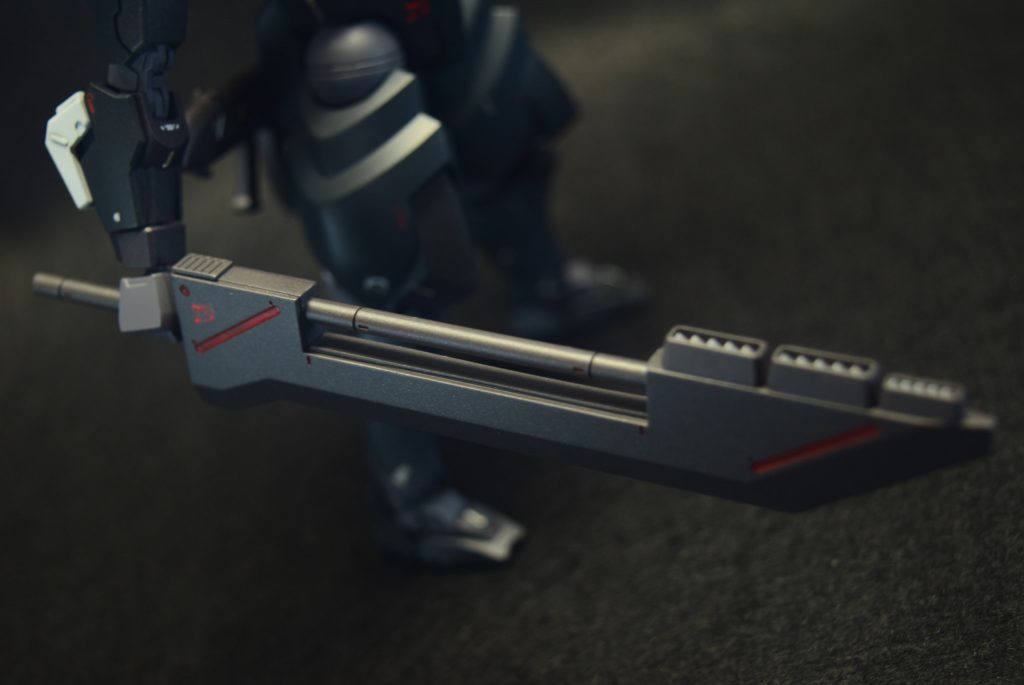 先端にスラスターを集中して増設。遠心力で威力をより高めています。