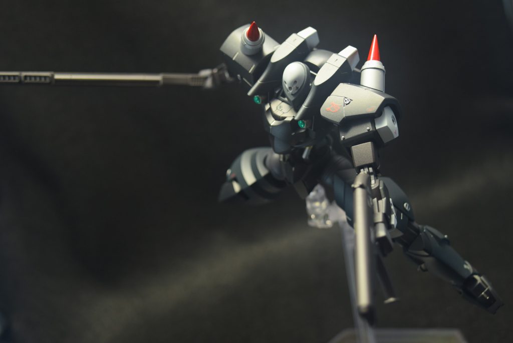 胴体が百里の為、ポージングは辛いところがあります。案の定、無理に動かして少し剥がれました(泣)