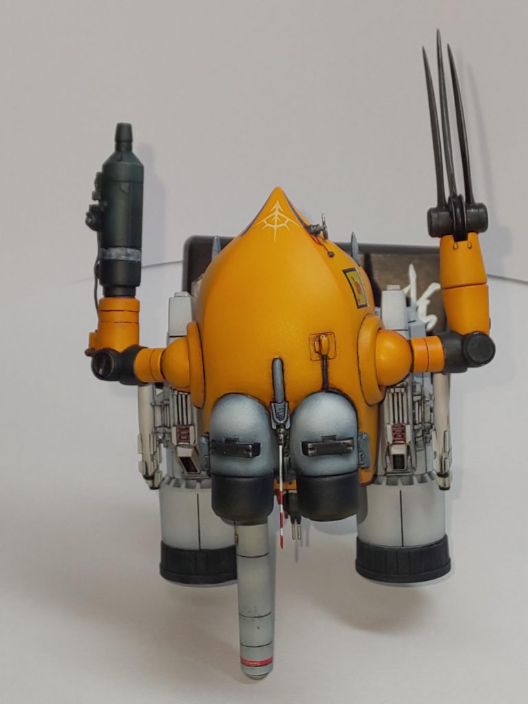 本体に繋がるアームですが、右側にはヒートクローを、左側にはグレネードランチャーを配しておりますので、ビームの効かない急なお出掛けにも対応可能です！

また、お急ぎの時は背中のエンジンも噴射していただければ より早く、よりスマートにあなたの活躍の場を輝かせるでしょう。