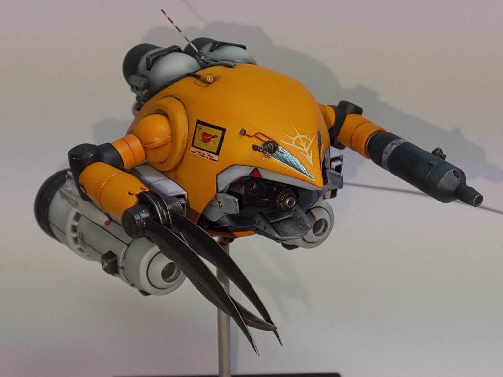 信頼のデミトリーマークも元祖とはいきませんが、あの輝かしさは踏襲してますから ある意味“ホンモノ”と言えでしょう。
ロートル社の認定証もちゃんと付随してますのでご安心ください。

さて、そのザクレロ。
ほぼ一体成型のモノコックボディを表現したシンプルな美しさに加え、両目は上品なメタリックブルーに染められておりますので、奥様方のガンプラ飾り棚に華を添えることでしょう。