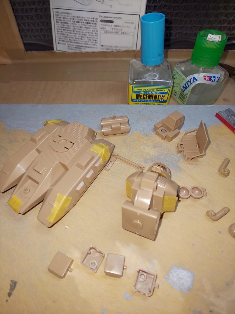 仮組中。
この時は背中に戦車砲を2門搭載してタンクの名に恥じない仕様にと考えていました。