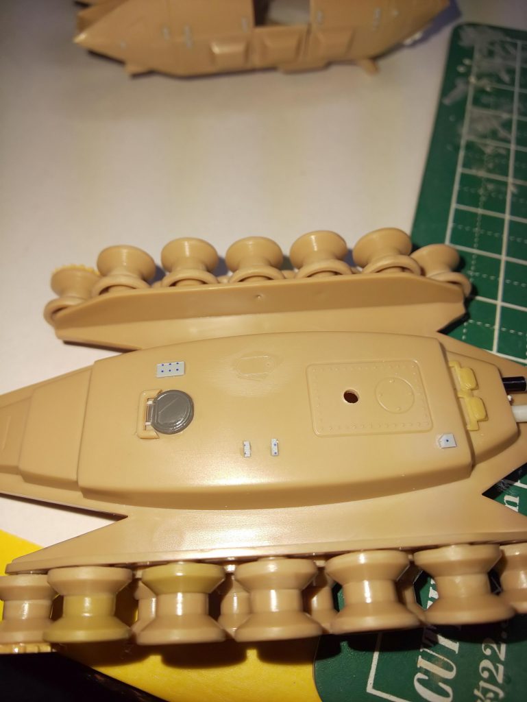 対空仕様に決めて だいぶ進んだ時にふと気付いてしまった“車軸が無い”問題(笑)
どうしようか?知らんぷりしようか?と悩みながら脱出ハッチっぽいものとかを貼り貼り。