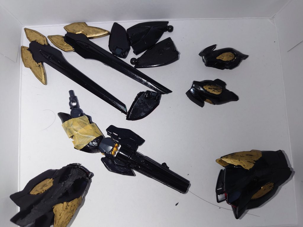 作業開始時の状態です。
元々は８年前？の放送当時に制作していたものになる為、パーツの破損・欠損が酷い状態でした。（放送当時は中学生だったと思います）
まず最初に、無事だったパーツをかき集め、破損部分をパテで補修しました。