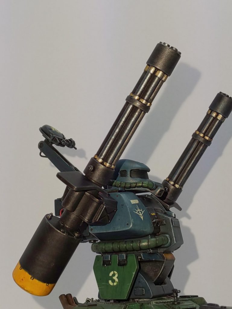 キットのボディーのスジスジが嫌だったのと、有り合わせ合体兵器ならザクボディーも中身はなるだけそのままだろうからコックピットも右側。
直で出られるようにハッチを。