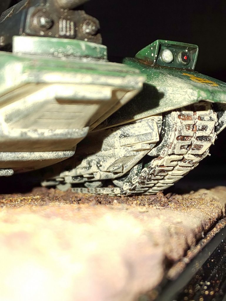 台に固定後の写真で解りにくいけど、結局プラ角棒やら半丸棒やらで車軸含む塊を作りました。
見えにくい部分だけど、ペラペラな板だけよりは戦車っぽくてまだましかな。