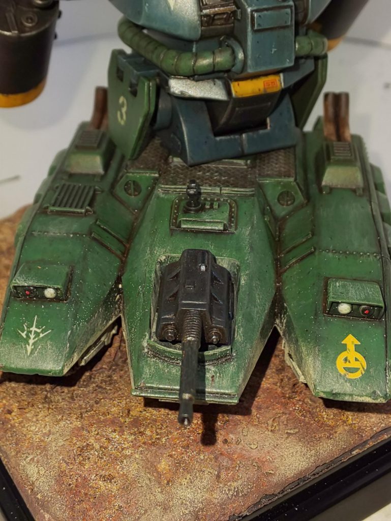 同じく“マゼラアタックあるある”の“機関銃が邪魔で前が見えない問題”も潜望鏡で解決です!
その機関銃は なんとなく1門に減らしてます。