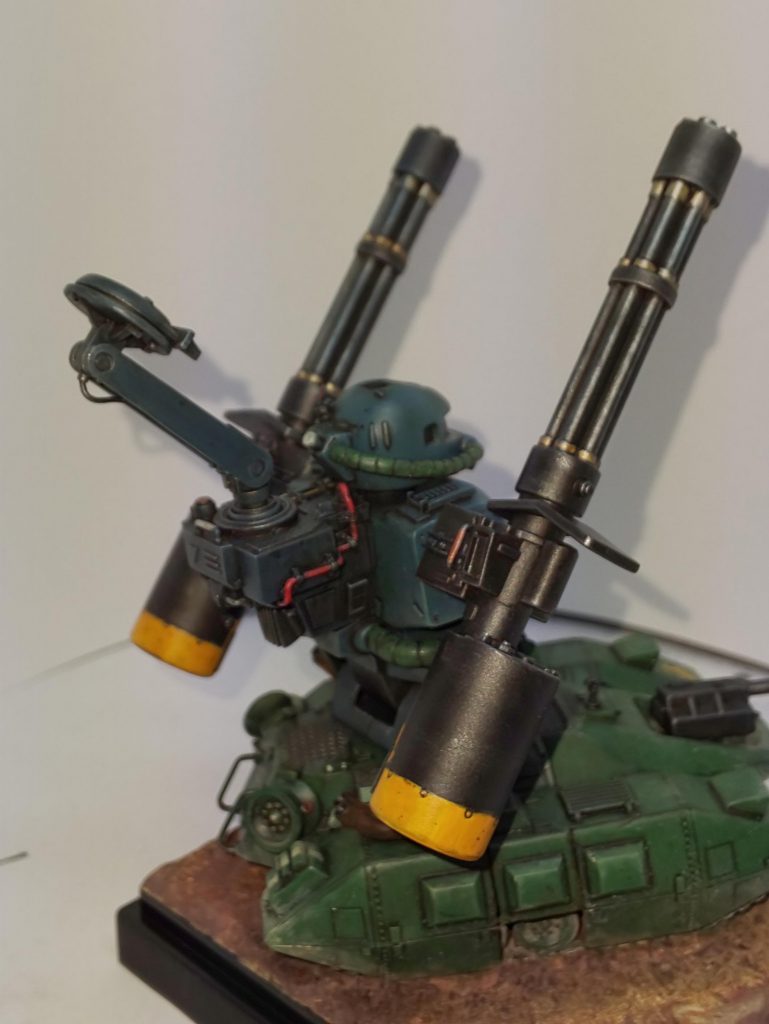 装備したガトリングはグフカスのガトリングシールドのものを給弾方式を改修して搭載。
このガトリングは元は艦船用の対空砲で、それをMS携行火器に転用し、その一例がグフカスのガトリングシールドというオラ設定( ̄ー ̄)
その経緯があった為、使用可能な弾種も多く、対空榴弾/散弾は元より携行火器転用時に開発された対MS徹甲弾も発射可能となり、量産型Gアーマーを収納していたジムごと撃ち抜いたという記録もある(妄想(笑))