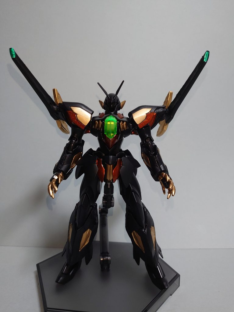 使用した塗料は以下の通りです。
全体・黒部分 クレオス　艶消しブラック
本体・橙部分 タミヤ　　メタリックオレンジ
関節等・黒部分 クレオス　メタルブラック
光波推進部・金部分　クレオス　ゴールド
センサー類・緑部分　ガンダムマーカー　シャインシルバー→メタリックグリーン
胸部ビームバスター内側  ガンダムマーカー シャインシルバー

以下、製作過程です。