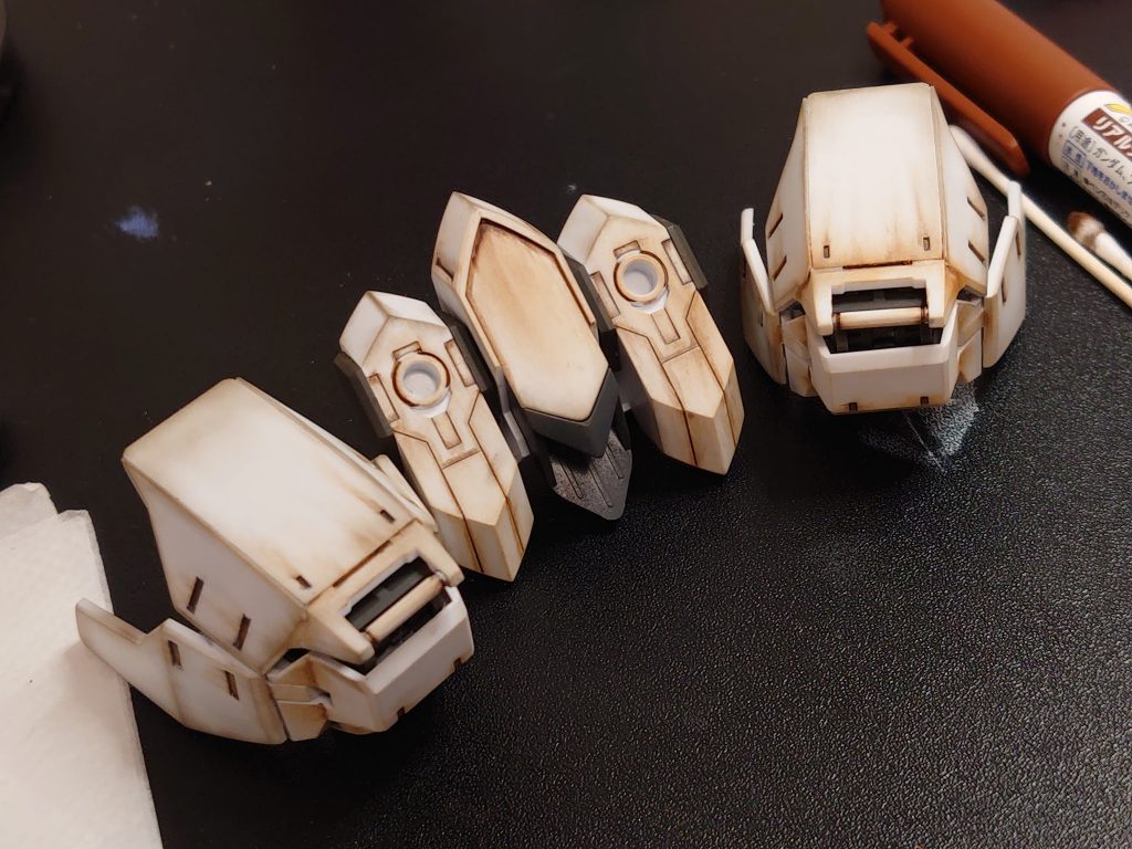 ひとつひとつパーツを汚して行きます