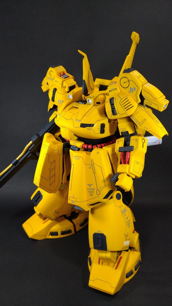 頭部アンテナの形状変更。お腹は4ミリほどパテで嵩上げ。フロントスカートも1センチ上げて元キットのだらしなさを解消。