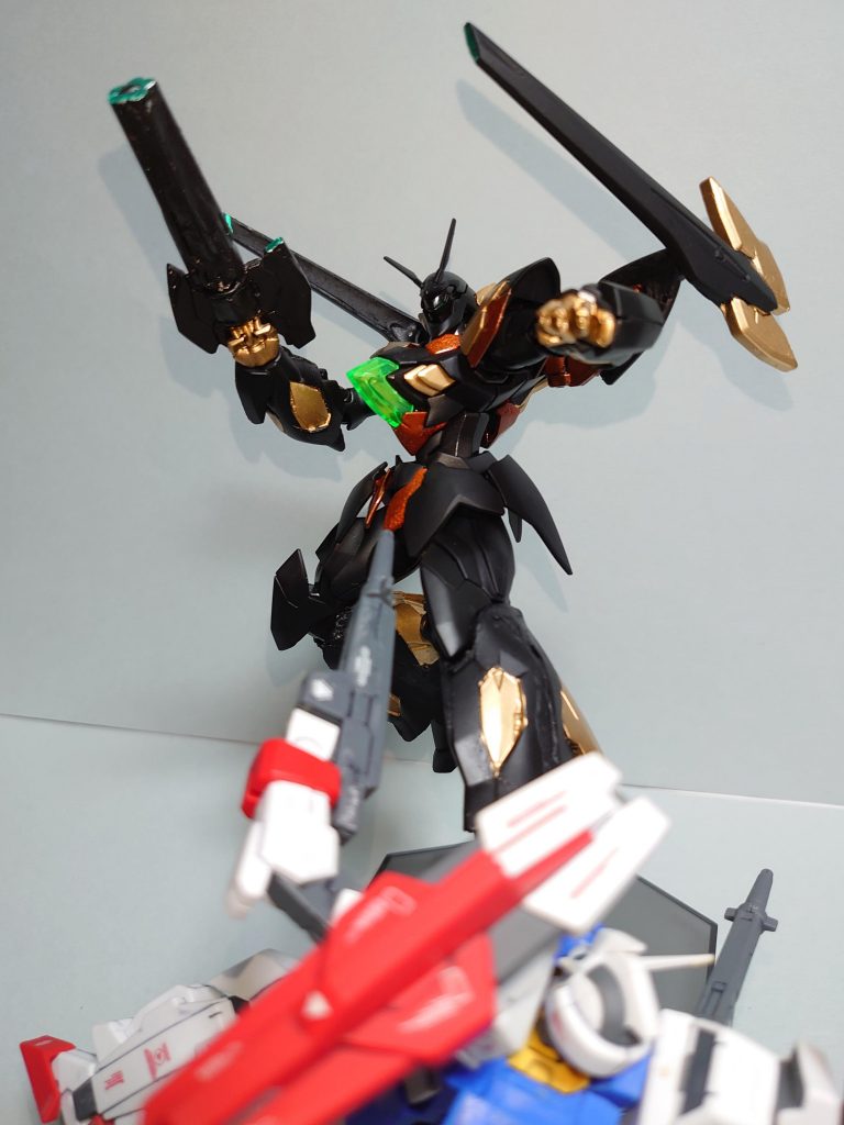 完全再現とまではいきませんでしたが、ぱっと見はクロノスらしく出来たかなと思います。
可動に関しても椀部の保持力はやや弱いですが、ＨＧゼイドラ並みに動くようにすることができました。