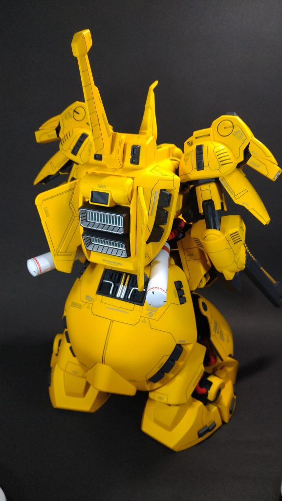 リアスカートとバックパックが重なってしまうのがもったいなかったので、リアスカートを下げて装甲部分を切り抜き、パーツを自作して密度感をもたせました。プロペラントタンクは独自アレンジでつけてみました。