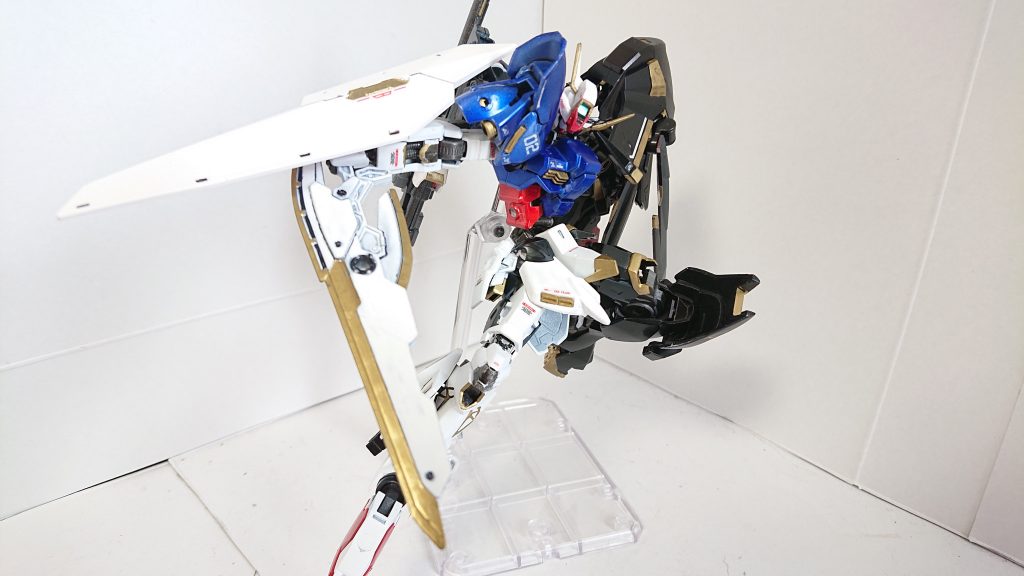 背部ウイングバインダーにはキャノン砲と実体剣、専用シールドを搭載。