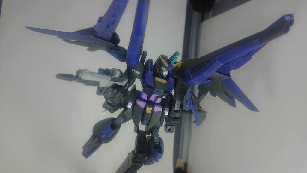 色のイメージは漫画機動戦士ガンダム審判のメイスに登場するグリンブルスティから