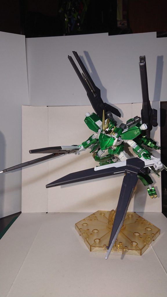 足のブレイドは手に持たせることもできます。