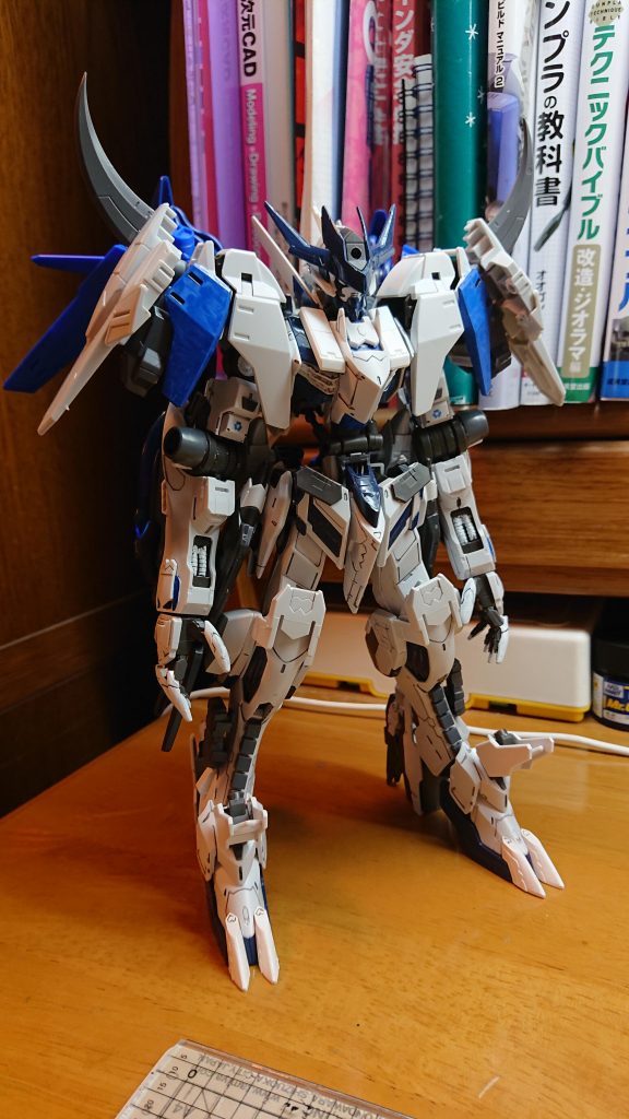 製作過程その4
脚部に装甲を追加
ボリュームを増やしました