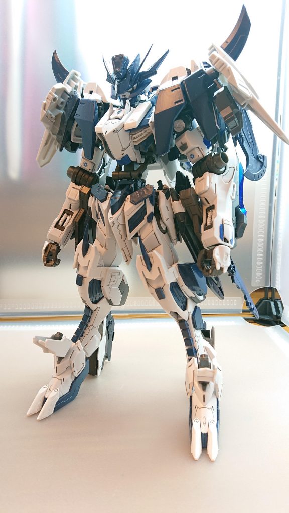 バルバトス蒼牙
機動力重視の機体で二丁の銃剣を武器として戦闘を行う