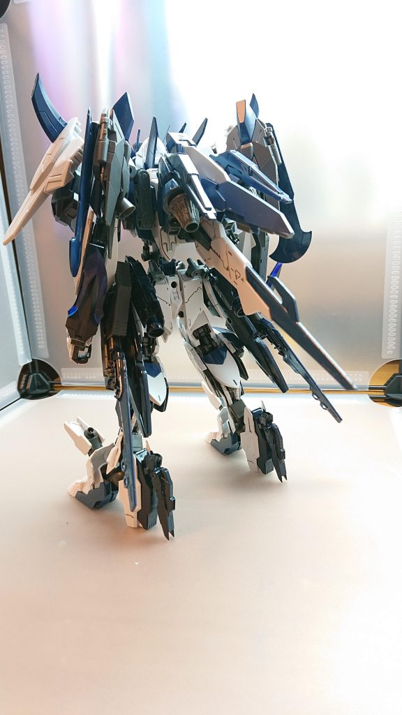 背部には多くのバーニアとブースターが搭載され、高い機動力を発揮することができる