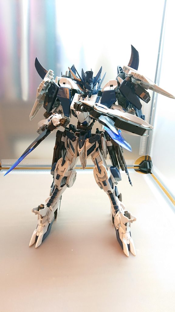 腕部搭載型仕込み剣 蒼刃
蒼牙の腕部に搭載された仕込み剣
高速で移動しながら敵機体を切り裂く