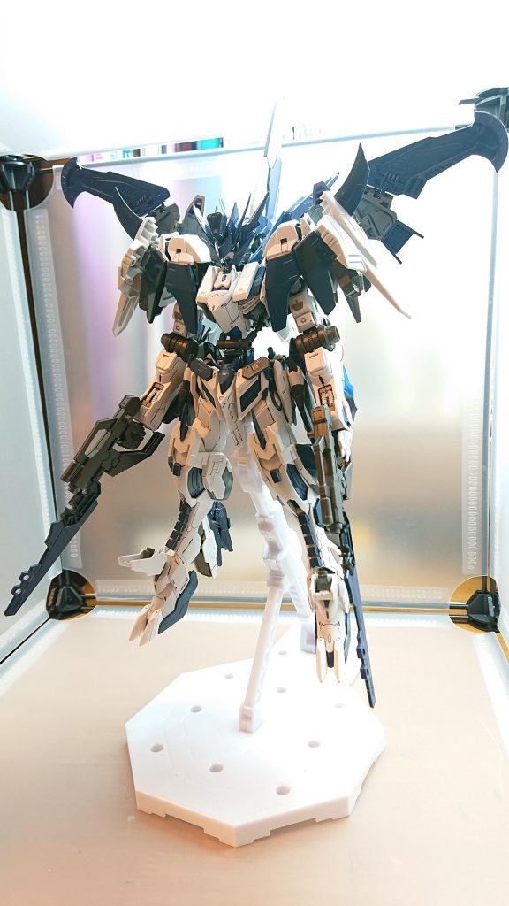 飛翔形態
背部のバックユニットが展開した高速戦闘形態