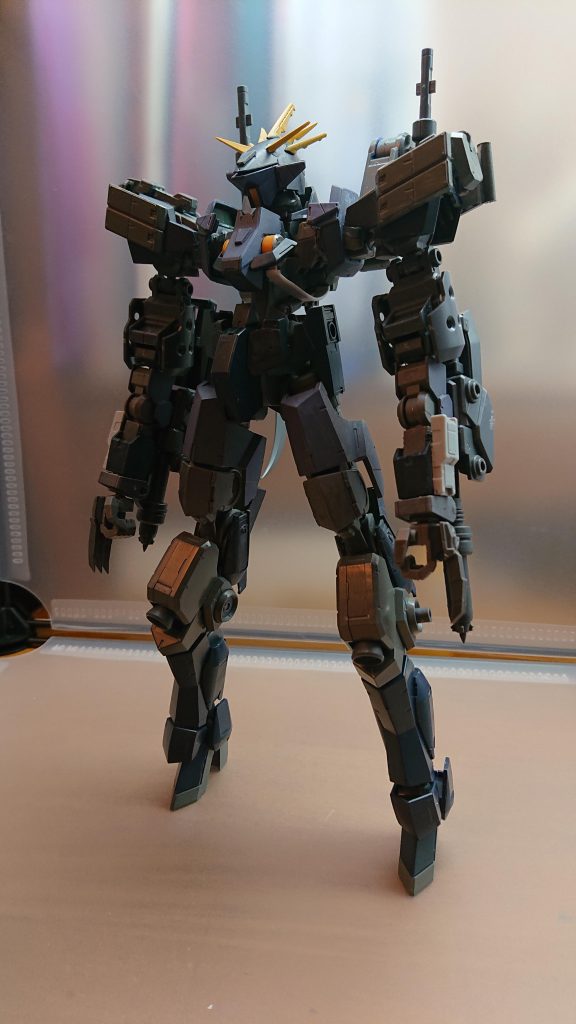 グレイズレギオン

マクギリスがグレイズアインのデータを基にグレイズにプルーマの装甲を移植した機体
機体内部にはプルーマの人工知能と
阿頼耶識システム、そしてパイロットの脳が使用されている

これはヴィダールに搭載されている
擬似阿頼耶識システムを模した装置が搭載されており、パイロットの代わりにプルーマの人工知能に擬似阿頼耶識システムを取り付けることで起動する

プルーマの人工知能はマクギリスがクリュセ防衛戦で大破したプルーマを回収、部下のメカニックに解析させることで
遠隔操作が出来るように改造を施した
これでバエルに搭乗した状態でもプルーマの人工知能をコントロールすることが可能になり、グレイズレギオンはマクギリスの命令で動くことができる

そしてパイロットの脳はギャラルホルンやアリアンロッド艦隊所属の部下を暗殺して脳を摘出これをグレイズレギオンに移植しているその中にはラスタルやイオク、ジュリエッタが親密にしていた部下の脳も使用されている