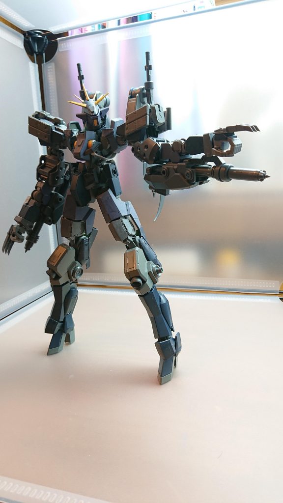 武装はグレイズアインを模した装備が搭載されており、
カスタマイズが可能となっている