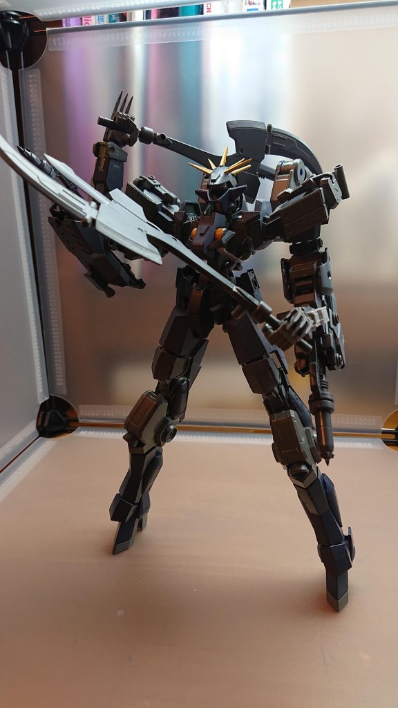 プルーマの人工知能と阿頼耶識システムによって反応速度も高くダインスレイブによる攻撃も回避することが可能
巨大なグレイズアックスによって敵を破壊する