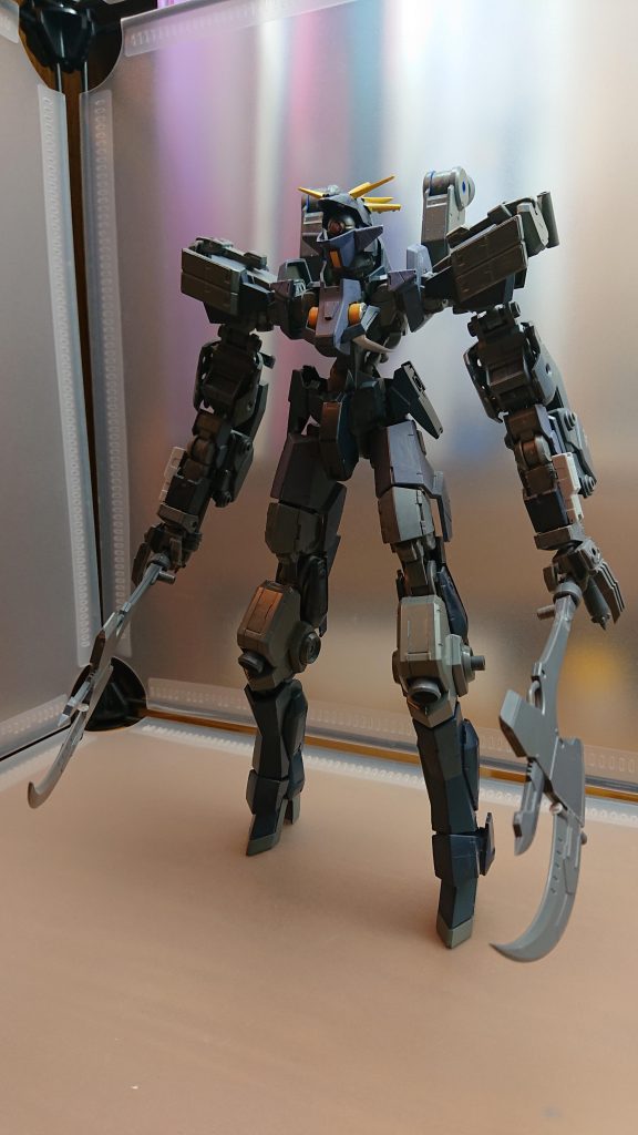 マクギリスの命令によって進軍する
グレイズレギオン！
こんなのが量産されて敵として立ちはだかってみることを想像したい

その恐怖はどれくらいのものか、
そしてその機体に搭載されている脳の
パイロットが一体誰のなのか、きっとそれは共に戦った戦友のかもしれない！

今マクギリスの理想を実現する為
悪魔の軍勢がアリアンロッドに迫る！！