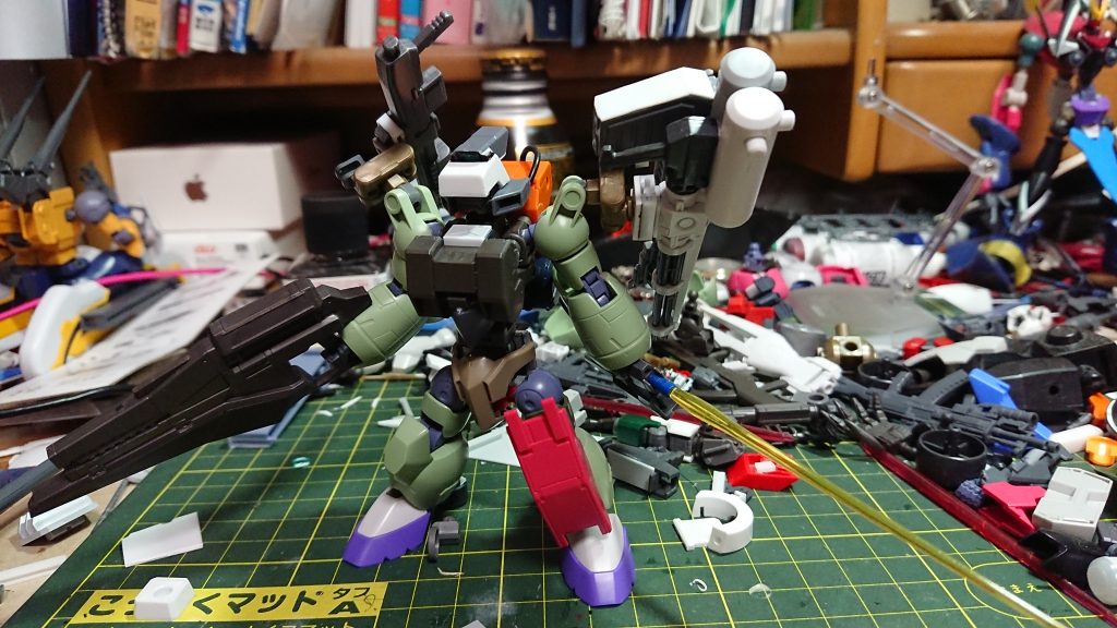 ・初期のフル装備状態 
この頃は武装ハンガーが、肩に付いていますが腕の可動域の問題でバックパックに変更しました。