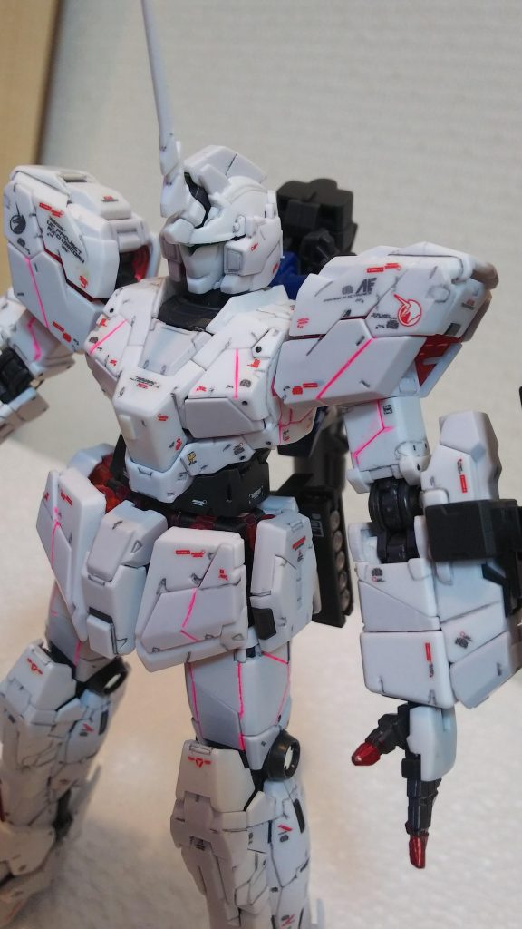 なぜか指先が赤いです