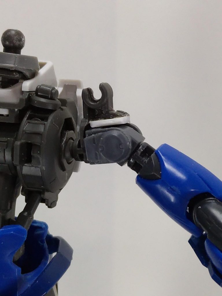 左肩関節バエルの肩のパーツの丸い部分を切り取り、M.S.GジョイントセットBを使って煌・ギラーガの腕を接続しています。