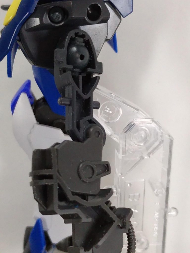 ヒザ関節煌・ギラーガの太ももパーツの厚さをバエルのヒザパーツの幅に合わせて少し削って接続しました。