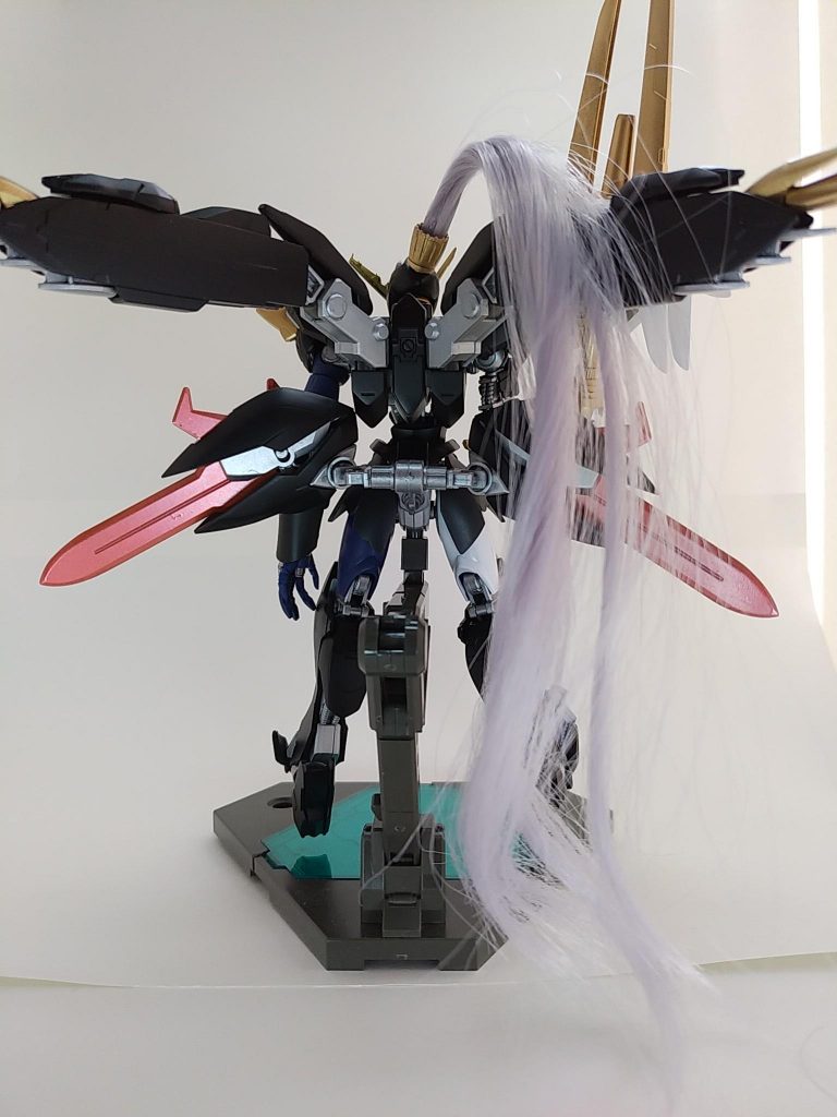 ブリュンヒルデでもやったドールウィッグを使って髪の毛を生やしました。髪飾りはM.S.Gベクタードスラスターのノズルパーツを使いました。バックパックはバエルをベースにウィングの先端部分をギラーガテイルに交換しました。煌・ギラーガのバックパックはギラーガテイルの取り付け穴にM.S.Gマルチミサイル、プロペラントタンク(丸)付属のジョイントパーツやジョイントセットを使って腰の後にくるようにしました。また、ギラーガビットの先端の形状を変更しています。