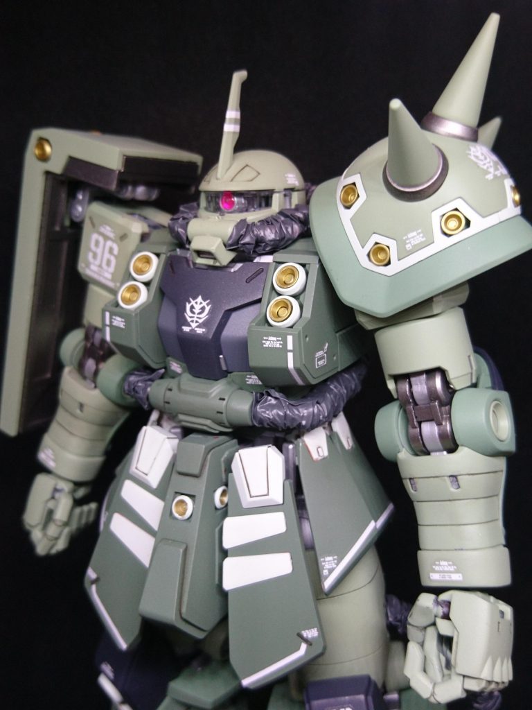 というのもビニール素材と取り付けるのがメチャクチャ下手でビニール素材が穴だらけになってしまったからです（汗