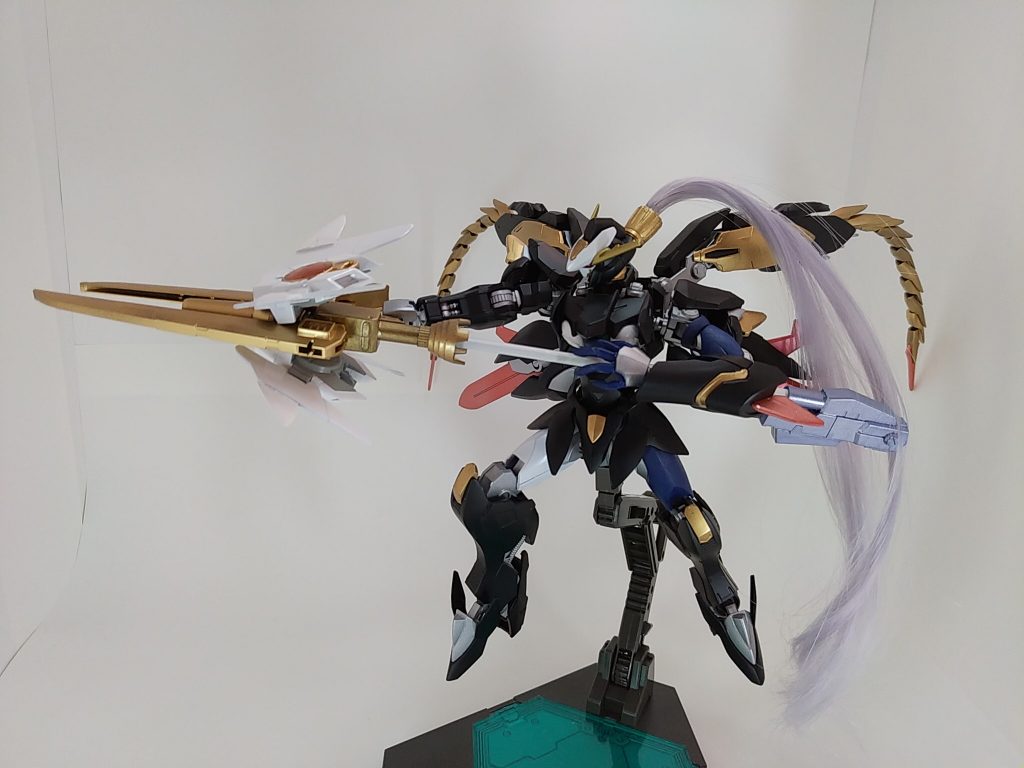 必殺技:ディバインバスター貯蔵タンク内のGN粒子を全て消費して放つ高出力ビーム砲撃。アウトレンジの相手を狙撃する長距離砲撃モードと威力が低下するが複数の敵機を攻撃するマルチロックオンモードを撃ち分ける事ができる。